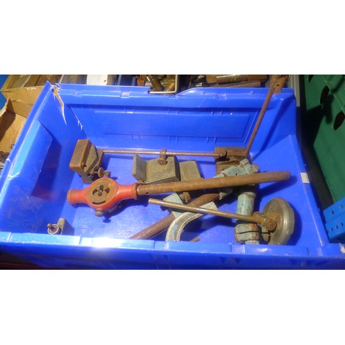 143 - A quantity of various engineering items including thread cutting taps, lathe tools, several gauge st... 