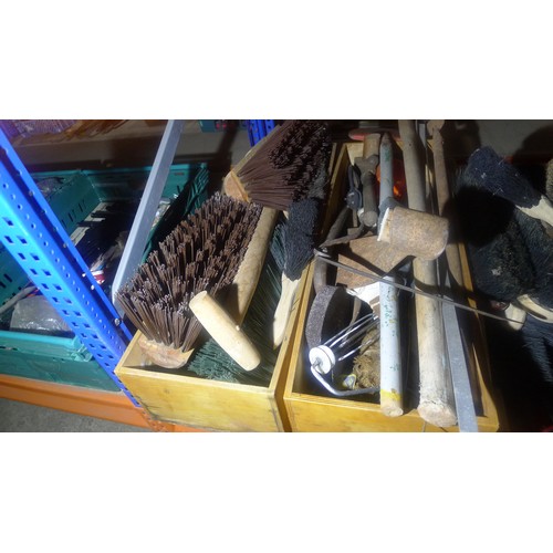 195 - A quantity of various items including paint brushes, other brushes, 2 cast iron weights, belts, 3 sm... 