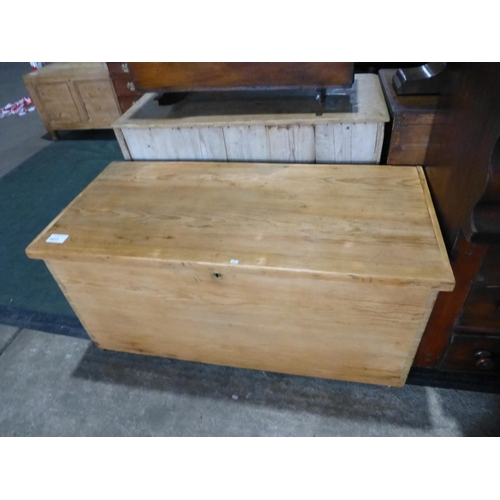 1411 - A polished pine storage chest with a lift lid and side handles 126cm wide