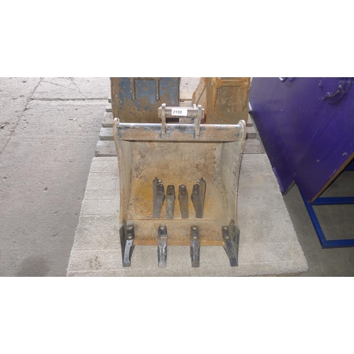 2108 - 1 excavator bucket, width approx 59cm, no teeth currently fitted but supplied with 2 x sets of 4 tee... 