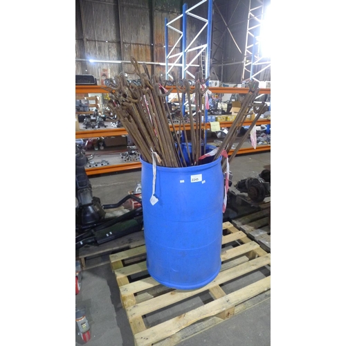 2245 - 1 blue plastic drum containing a quantity of metal fence stakes