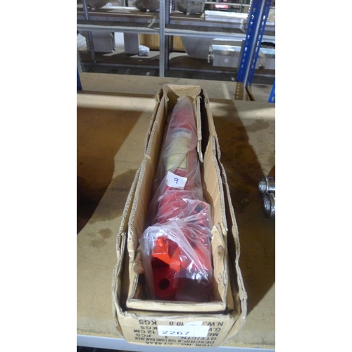 2267 - 1 unused 8 ton long hydraulic ram for an engine crane type CT0248