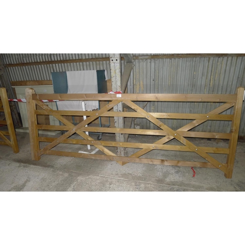 2343 - 1 wooden five bar gate width approx 3.05m - has light damage to lower inverted V