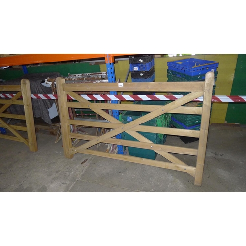 2346 - 1 wooden five bar gate width approx 1.9m - 1 of the bars has light damage (middle bar on left)