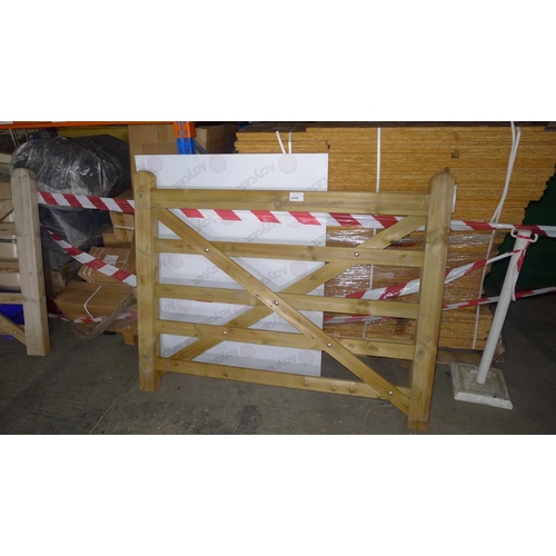 2348 - 1 wooden five bar gate width approx 1.52m - top bar has a knot mark (right hand side)