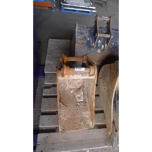 2106 - 1 excavator bucket, width approx 30cm - has been used as a grading bucket (front edge is worn) and h... 