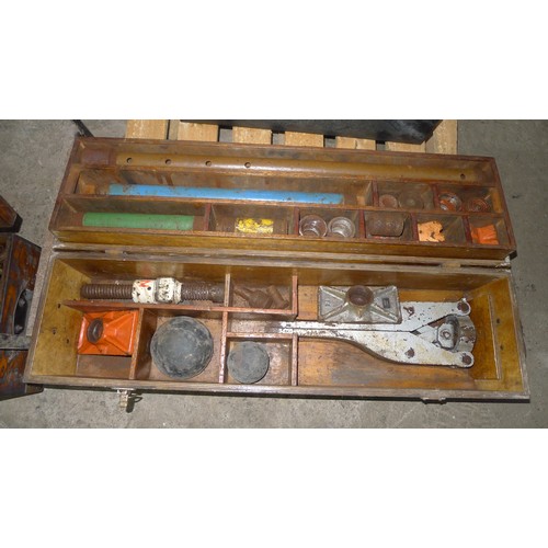 2078 - A manual hydraulic jacking / spreading system with various accessories by Tange (