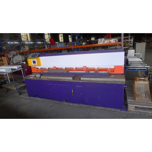 2105 - 1 powered sheet metal cutting guillotine by Pratt Brothers, serial no. 2505 909, capacity 4mm MS, ma... 