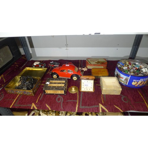 1059 - A small quill box, a quantity of miscellaneous woodware ornaments, various vintage jigsaws and a qua... 