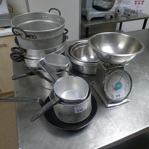 336 - A set of Bonzer scales (2000g capacity), 4 metal bowls & 11 various metal cooking pots / pans