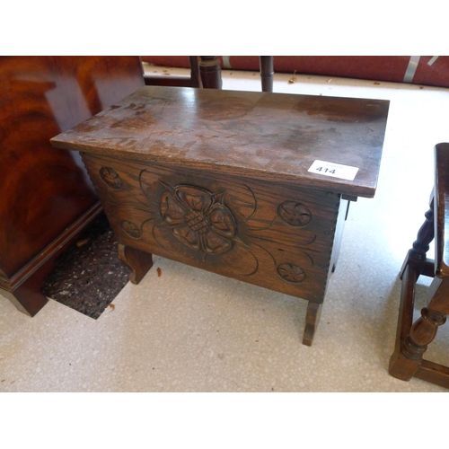 414 - A small carved oak box with a lift lid