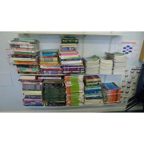 423 - A quantity of various science & biology books