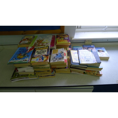 439 - A quantity of various books - mainly children's paper backs including Horrible Histories & Horrible ... 