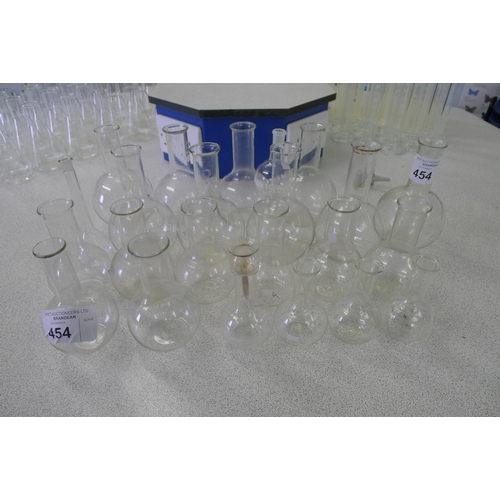 454 - A quantity of various laboratory flat bottom round flasks