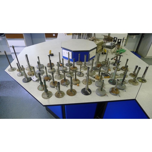 464 - A quantity of various Bunsen burners