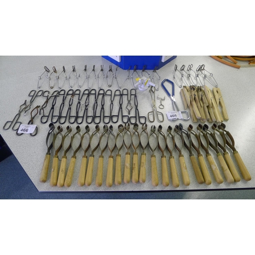 466 - A quantity of various laboratory tongs