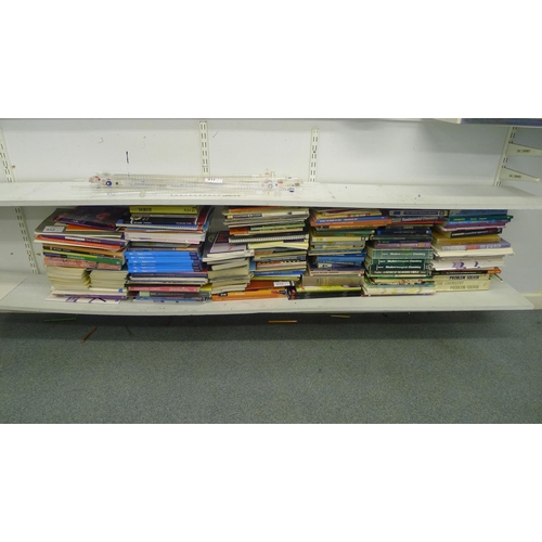 512 - A quantity of various chemistry & physics text books