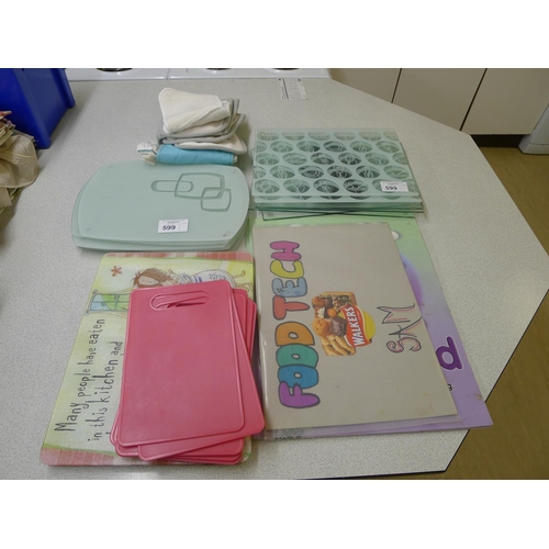 599 - Various placemats, heat stands and oven gloves etc