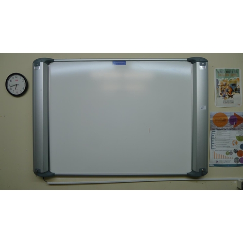 607 - A Cleverboard 2 projection screen