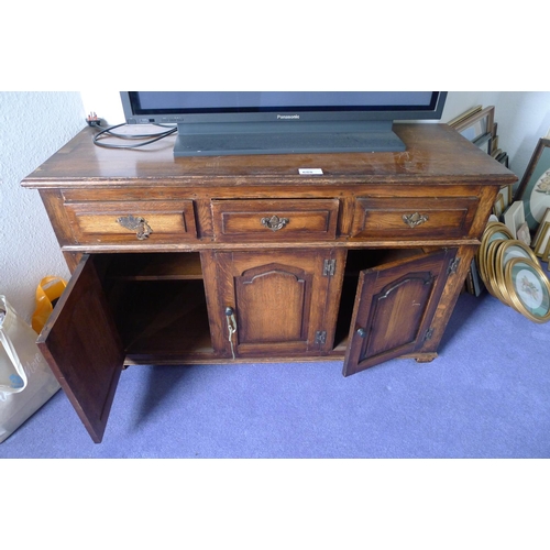 688 - A reproduction Oak sideboard with 3 drawers and 3 cupboards