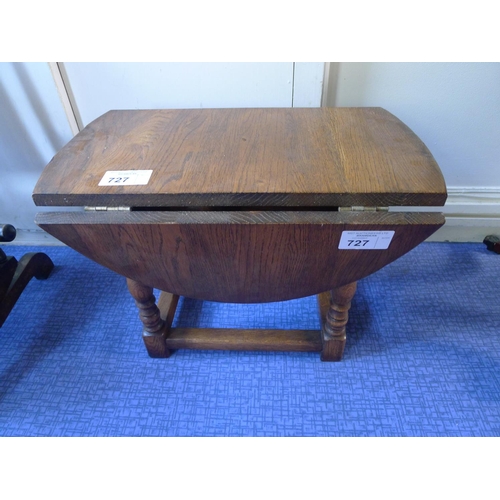 727 - A small Oak circular topped drop leaf coffee table