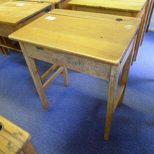 744 - A vintage wooden single classroom desk with a lift lid