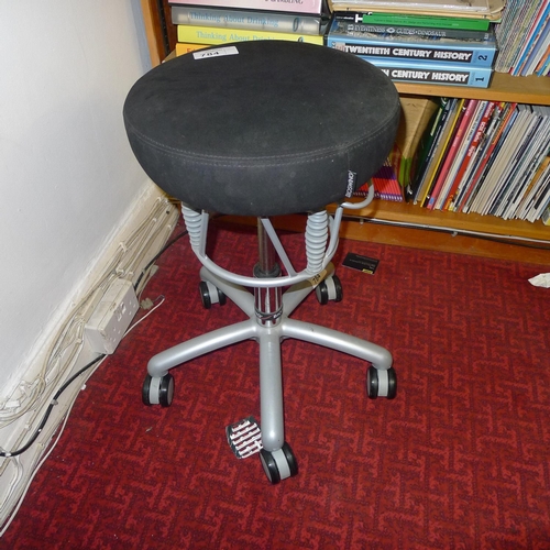 784 - A modern adjustable music stool with a circular seat on casters