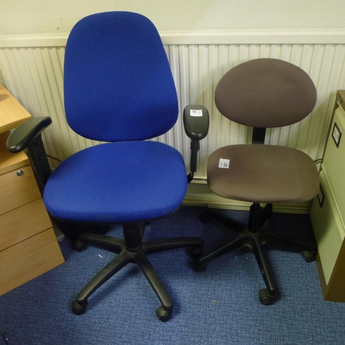 867 - 2 swivel office chairs