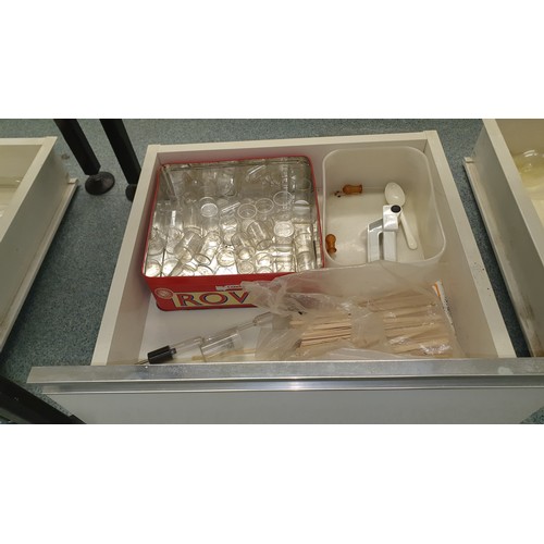 489 - 8 white trays containing a quantity of various laboratory glassware