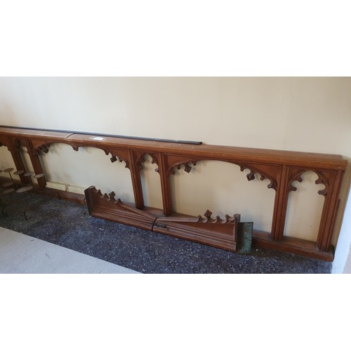 366a - A carved oak altar rail 4.1m, plus a gate section 1.4m