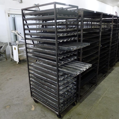 186 - 1 metal wheeled bakers rack containing a quantity of metal trays