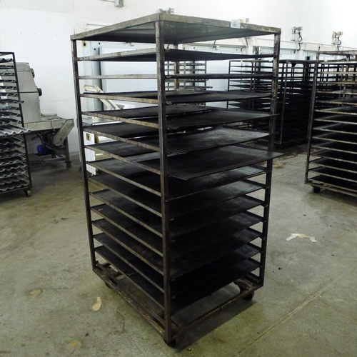 189 - 1 metal wheeled bakers rack containing a quantity of metal trays