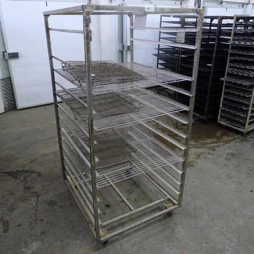 197 - 1 metal wheeled bakers rack containing a quantity of metal trays