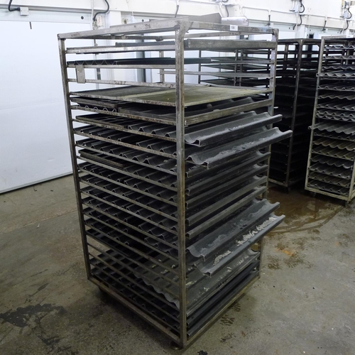 199 - 1 metal wheeled bakers rack containing a quantity of metal trays