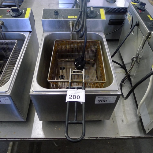 280 - 1 Buffalo table top single basket deep fat fryer, 240v - Please note that the lid is missing (Trade)