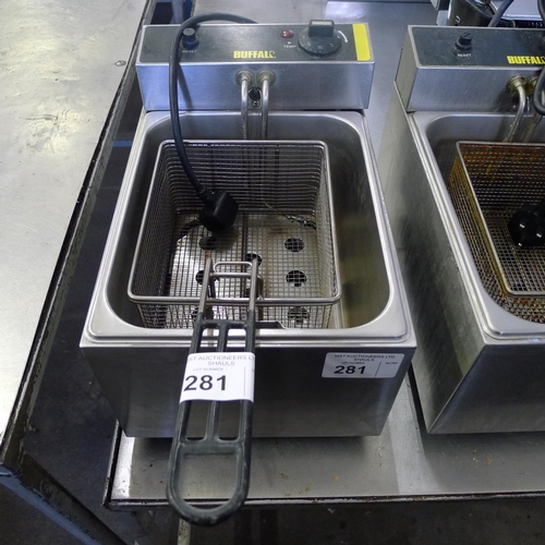 281 - 1 Buffalo table top single basket deep fat fryer, 240v - Please note that the lid is missing (Trade)