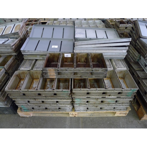 286 - 1 pallet containing 25 sets of 4 bread tins (for 800g loaves) and 25 lids