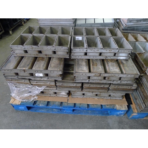 292 - 1 pallet containing 25 sets of 4 bread tins (for 800g loaves) - No lids included