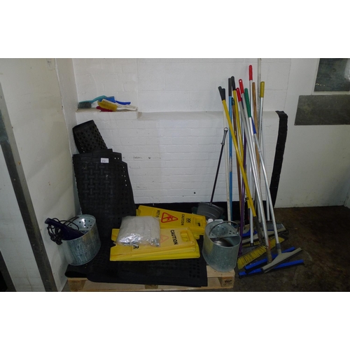 312 - A quantity of various items including 5 rubber floor mats, 