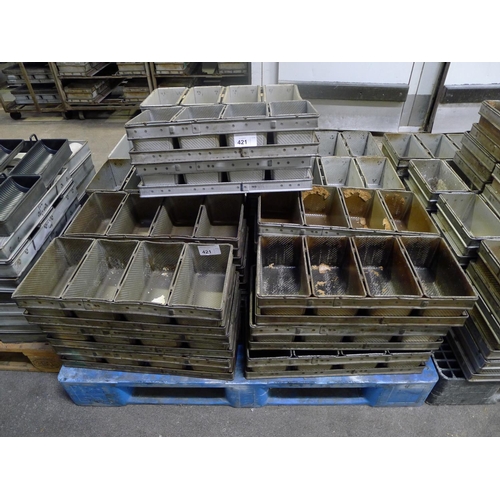 421 - 1 pallet containing 28 sets of 4 bread tins (for 800g loaves)