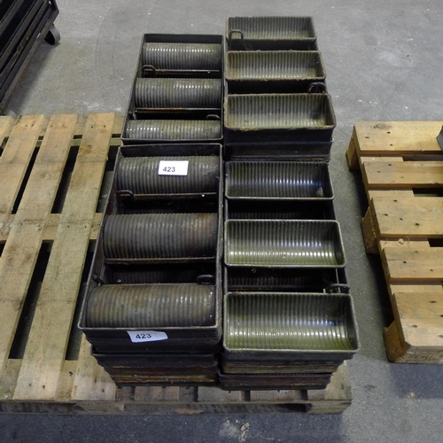 423 - 1 pallet containing  12 sets of 3 fluted bread tins (for 400g loaves) - each set of three has two pa... 