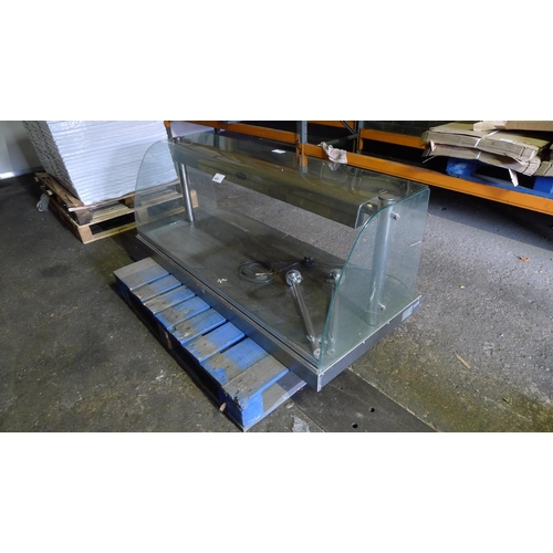 453 - 1 Victor table top glass fronted display with built in heat light gantry model MHPL4, 240v approx 15... 