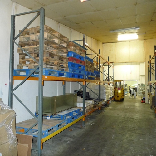 478 - A run of four bays of grey / orange metal pallet racking comprising of 3 uprights at approx 358cm hi... 