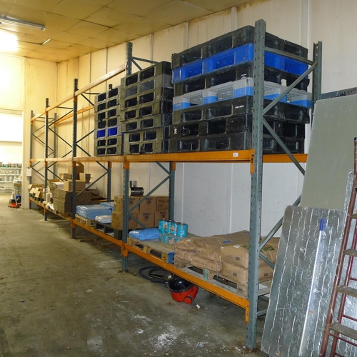 479 - A run of four bays of grey / orange metal pallet racking comprising of 3 uprights at approx 358cm hi... 