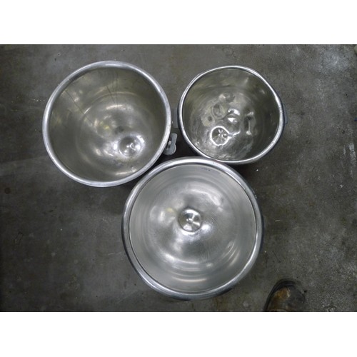 384 - 3 stainless steel mixer bowls diameters approx 2 x 36cm (20 quart) & 1 x 30cm (15 quart)