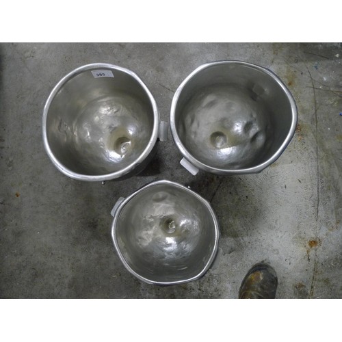 385 - 3 stainless steel mixer bowls diameters approx 2 x 36cm (20 quart) & 1 x 30cm (15 quart)