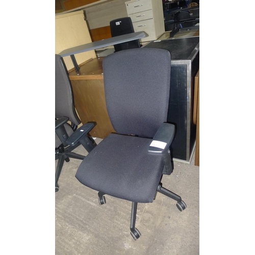 3430 - 1 black upholstered office swivel chair