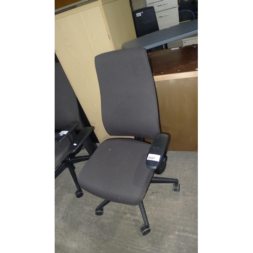 3431 - 1 dark grey upholstered office swivel chair by Interstuhl