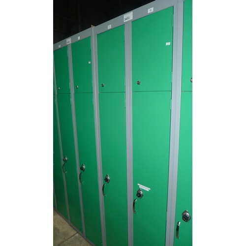 3453 - 1 green 2 door personnel locker with 3 compartments in each side (keys in auction office) lift handl... 