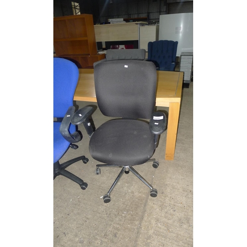 3528 - 1 black upholstered office swivel chair